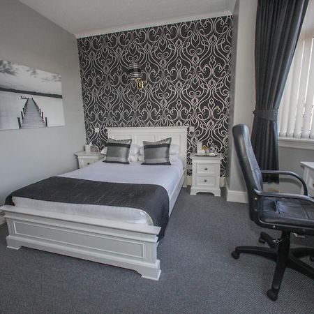 Tower House Executive Guest House Понтифракт Стая снимка