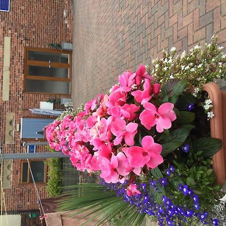 Tower House Executive Guest House Понтифракт Екстериор снимка