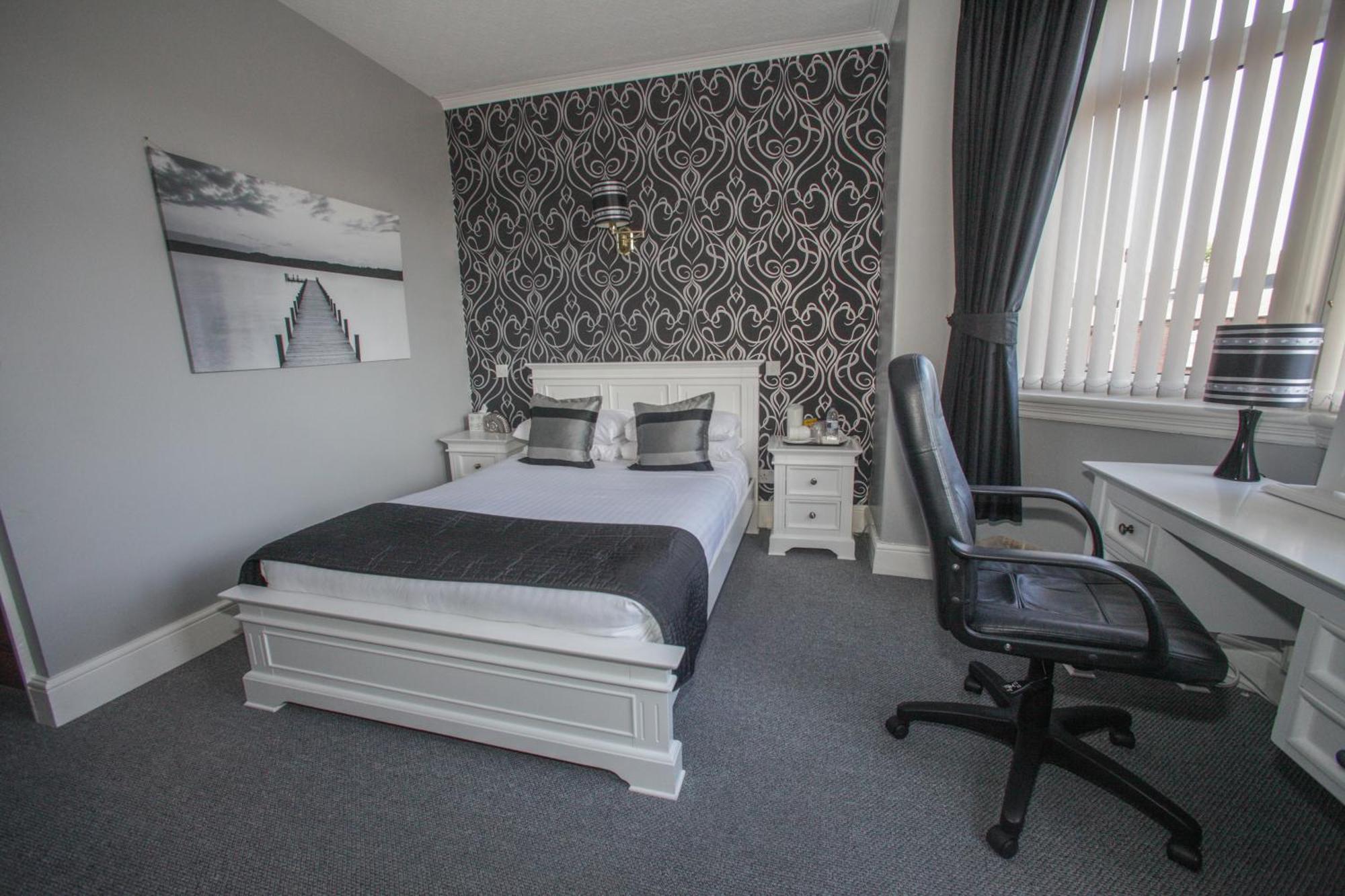 Tower House Executive Guest House Понтифракт Стая снимка
