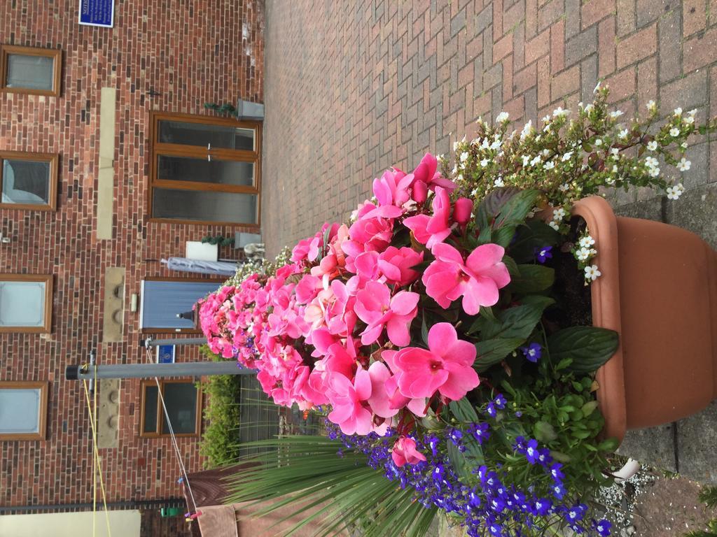 Tower House Executive Guest House Понтифракт Екстериор снимка