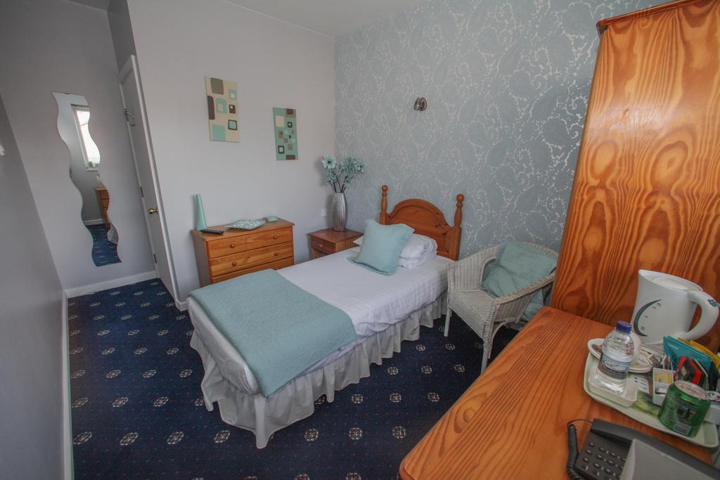 Tower House Executive Guest House Понтифракт Екстериор снимка