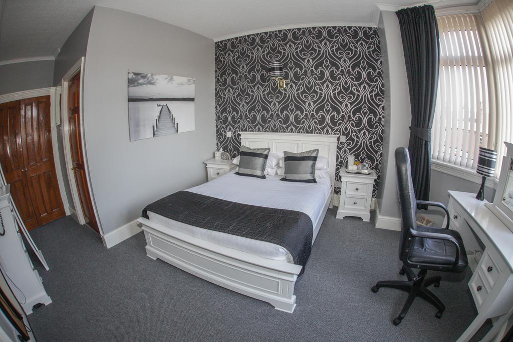 Tower House Executive Guest House Понтифракт Екстериор снимка