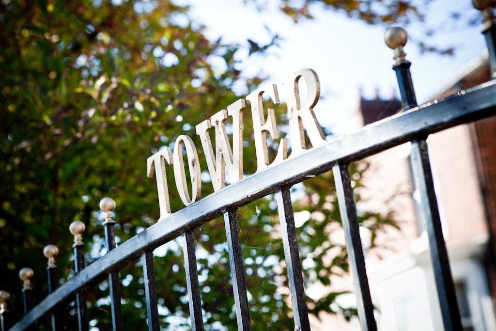 Tower House Executive Guest House Понтифракт Екстериор снимка