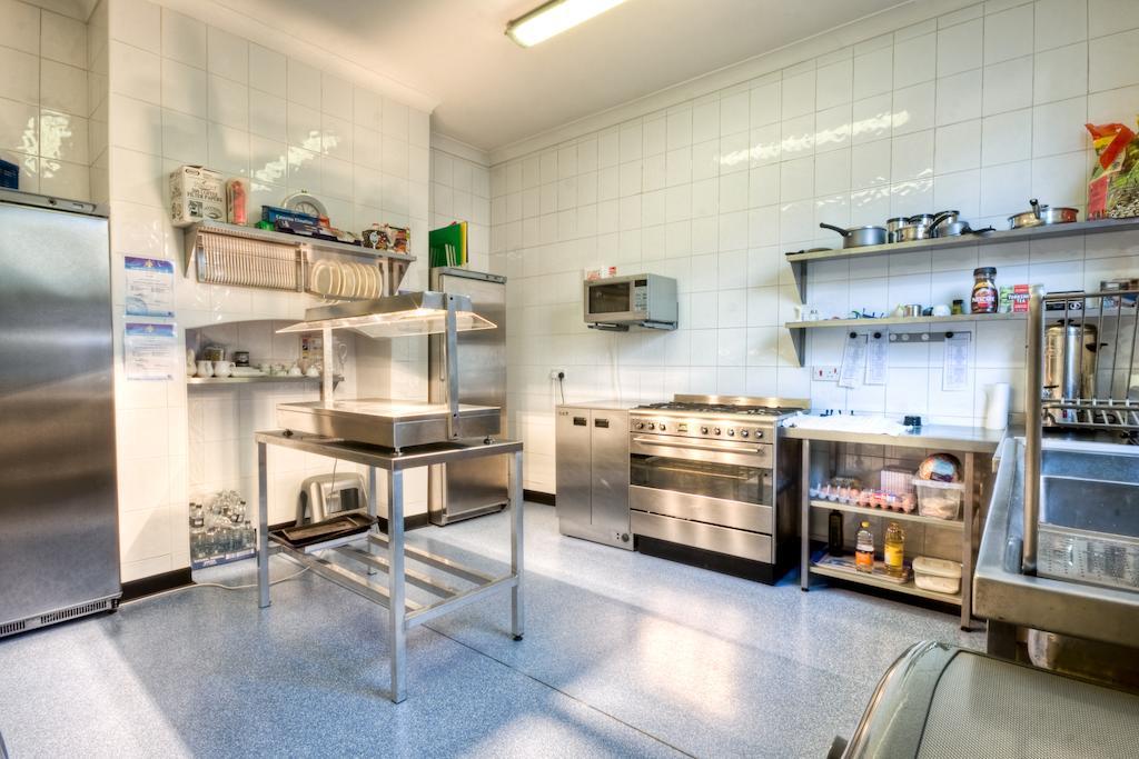 Tower House Executive Guest House Понтифракт Екстериор снимка