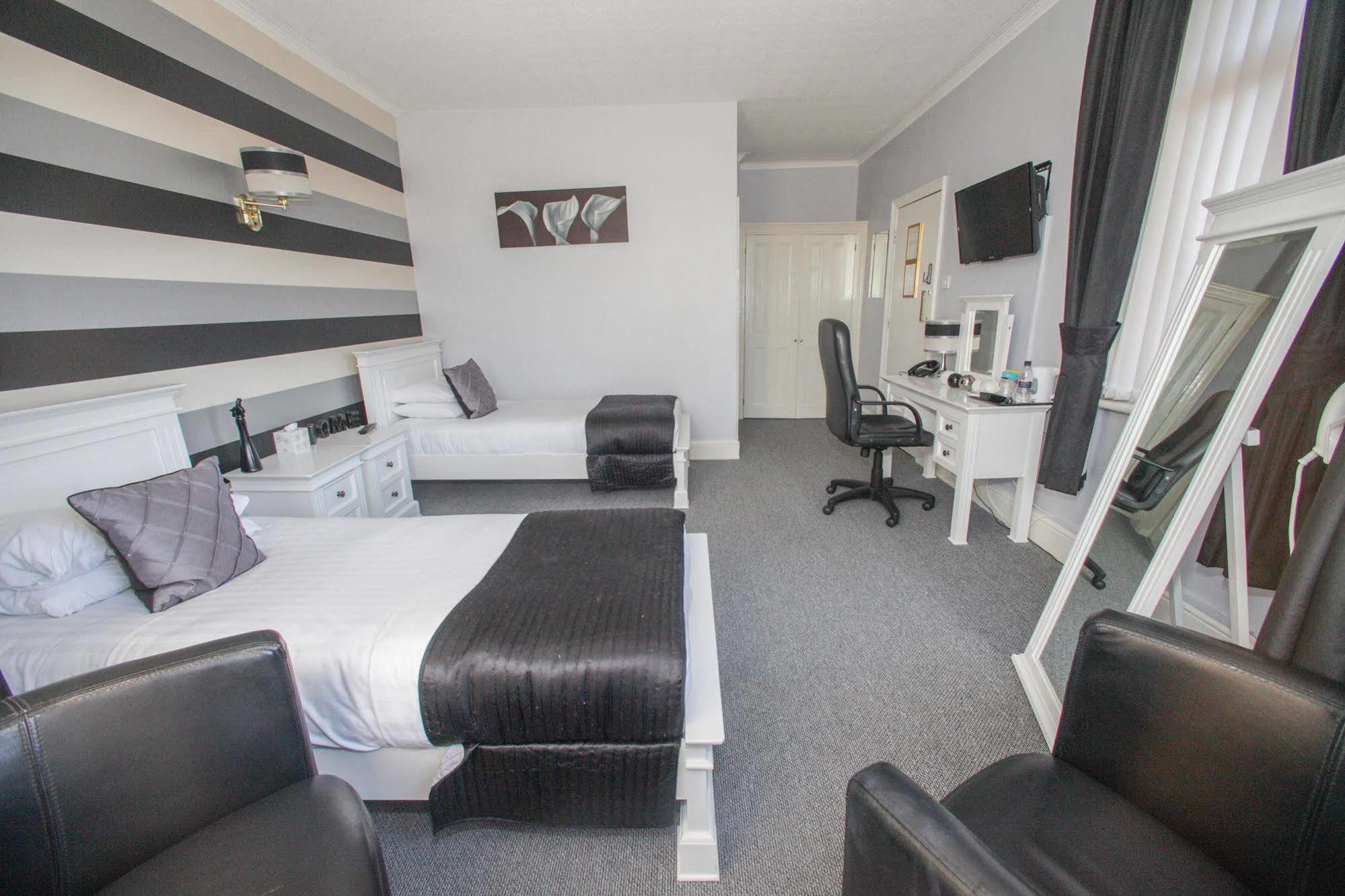 Tower House Executive Guest House Понтифракт Екстериор снимка