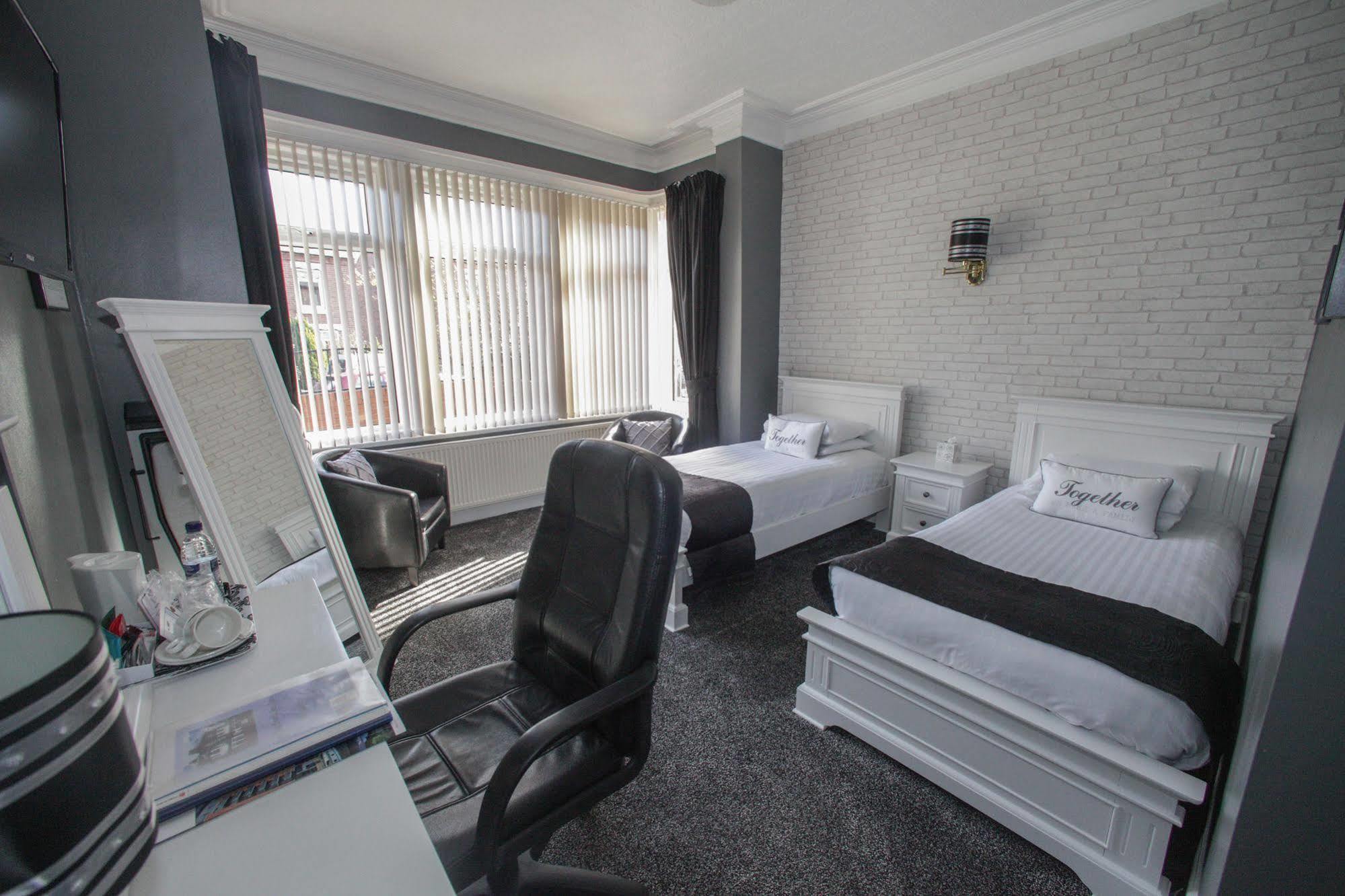 Tower House Executive Guest House Понтифракт Екстериор снимка