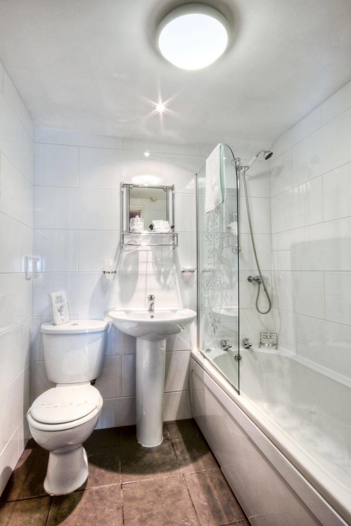 Tower House Executive Guest House Понтифракт Екстериор снимка