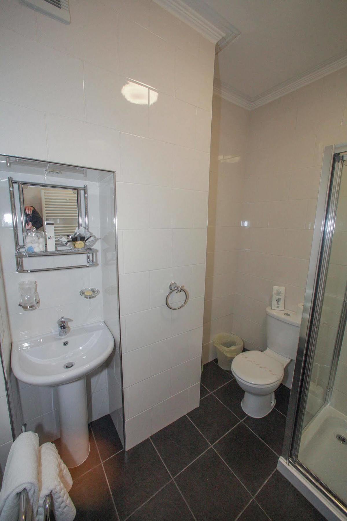 Tower House Executive Guest House Понтифракт Екстериор снимка