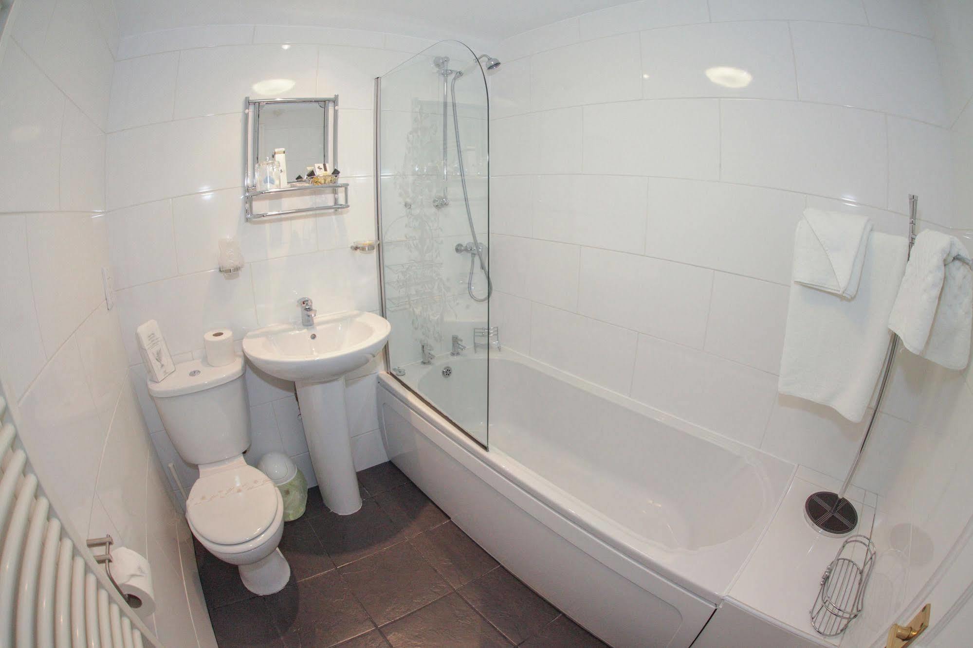 Tower House Executive Guest House Понтифракт Екстериор снимка