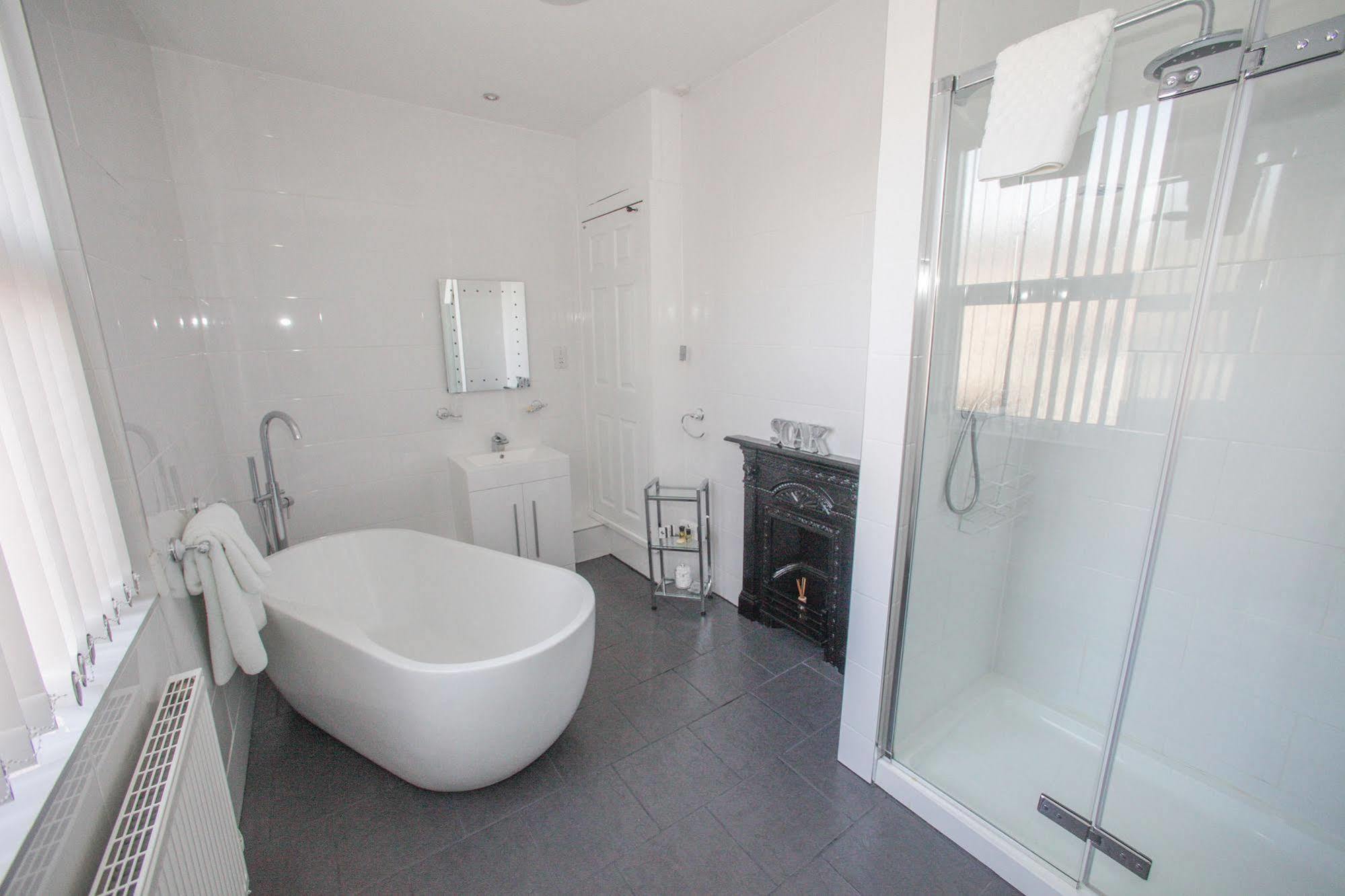 Tower House Executive Guest House Понтифракт Екстериор снимка