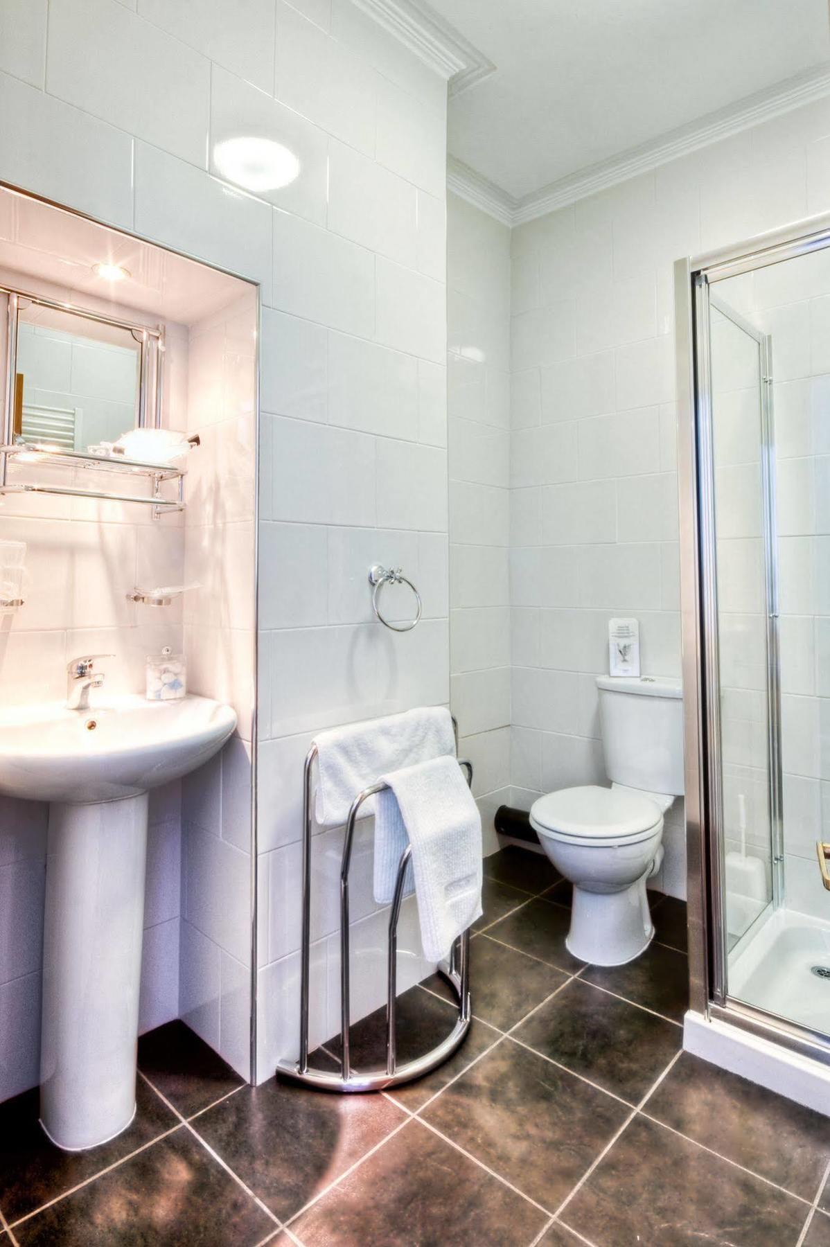 Tower House Executive Guest House Понтифракт Екстериор снимка