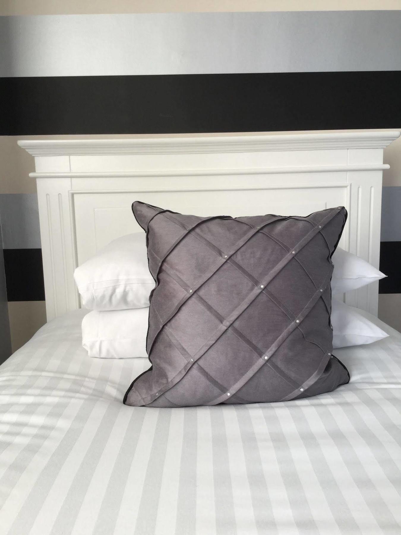 Tower House Executive Guest House Понтифракт Екстериор снимка