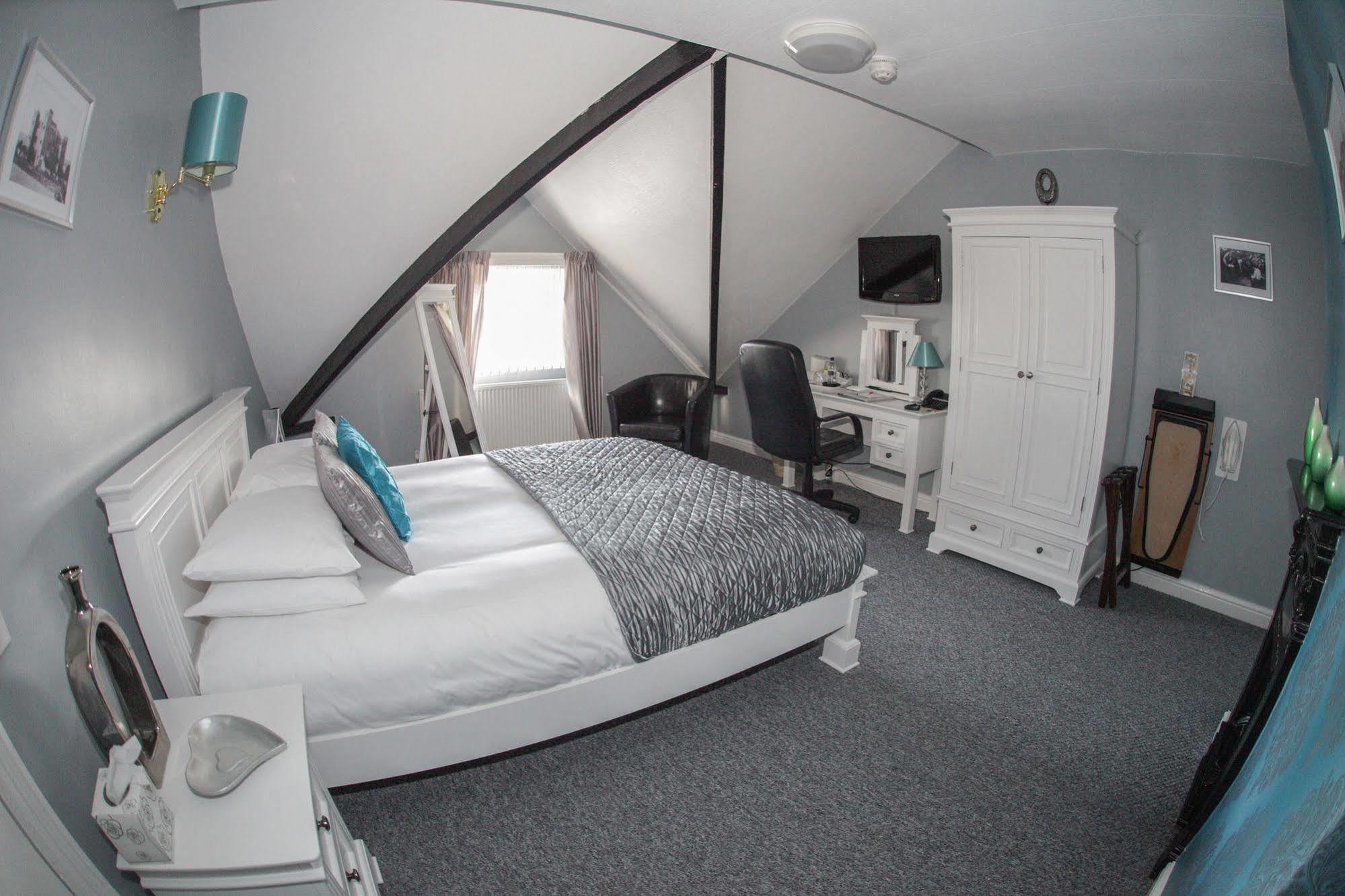 Tower House Executive Guest House Понтифракт Екстериор снимка