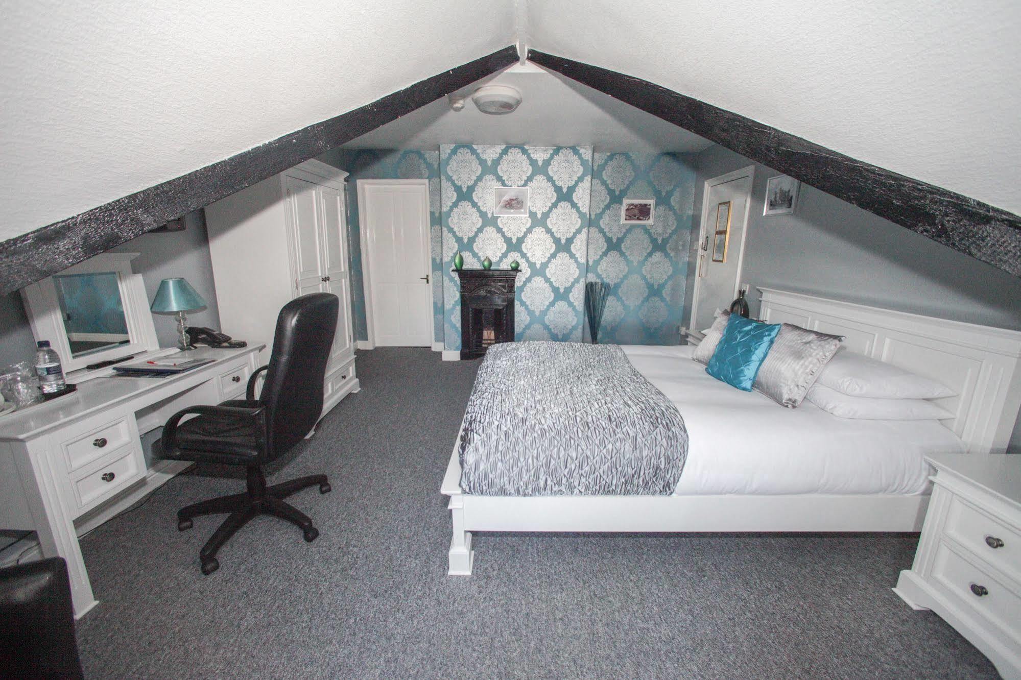 Tower House Executive Guest House Понтифракт Екстериор снимка