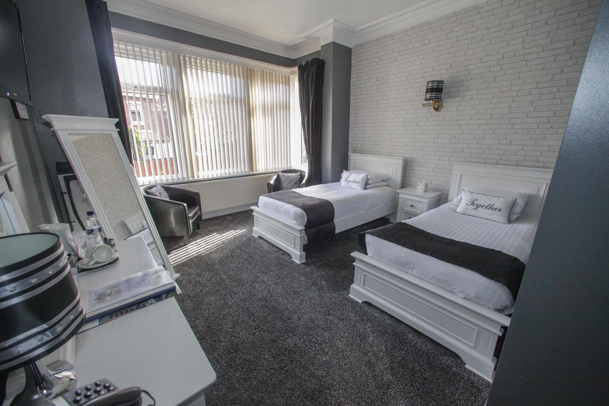 Tower House Executive Guest House Понтифракт Екстериор снимка