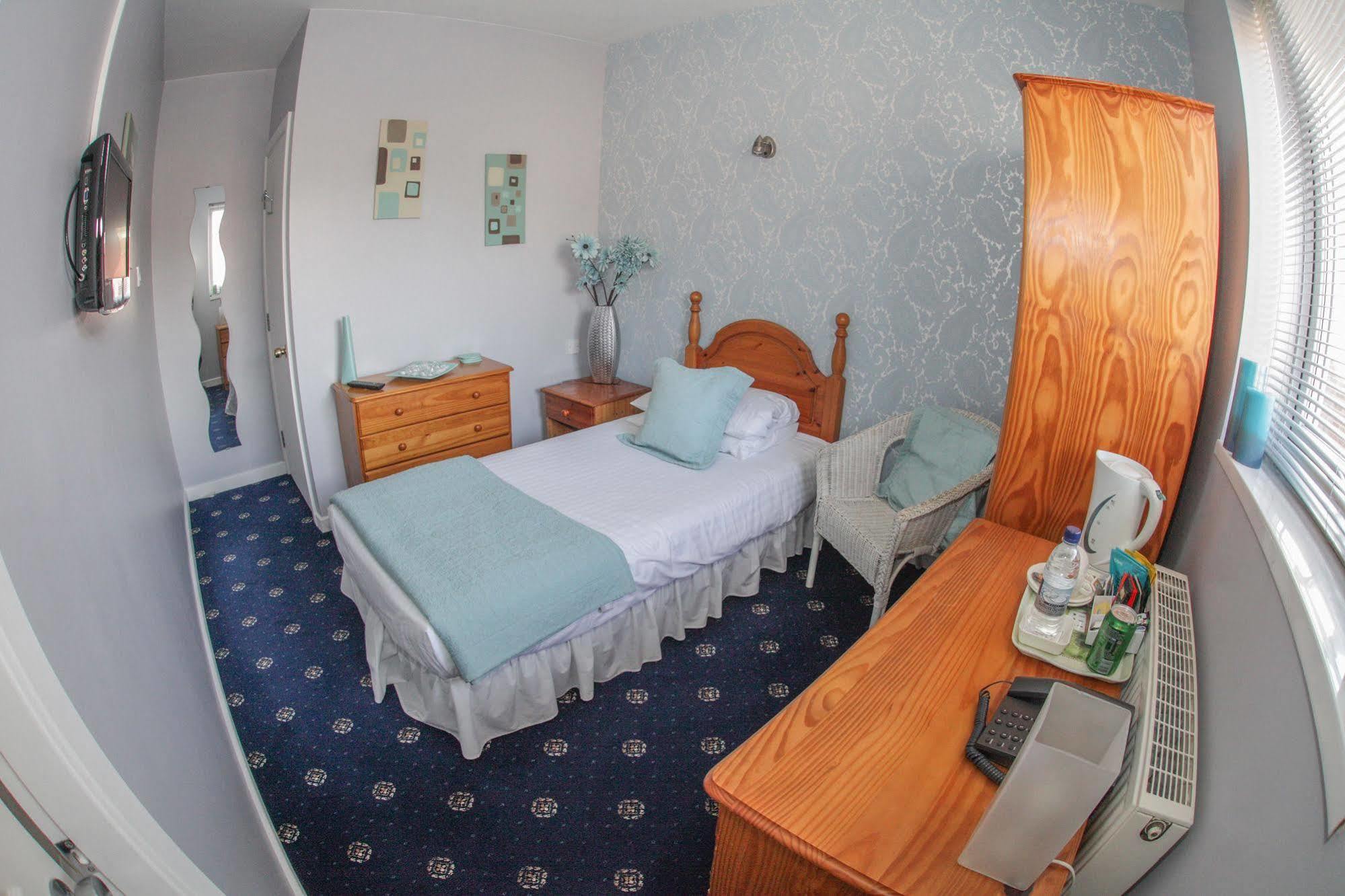 Tower House Executive Guest House Понтифракт Екстериор снимка