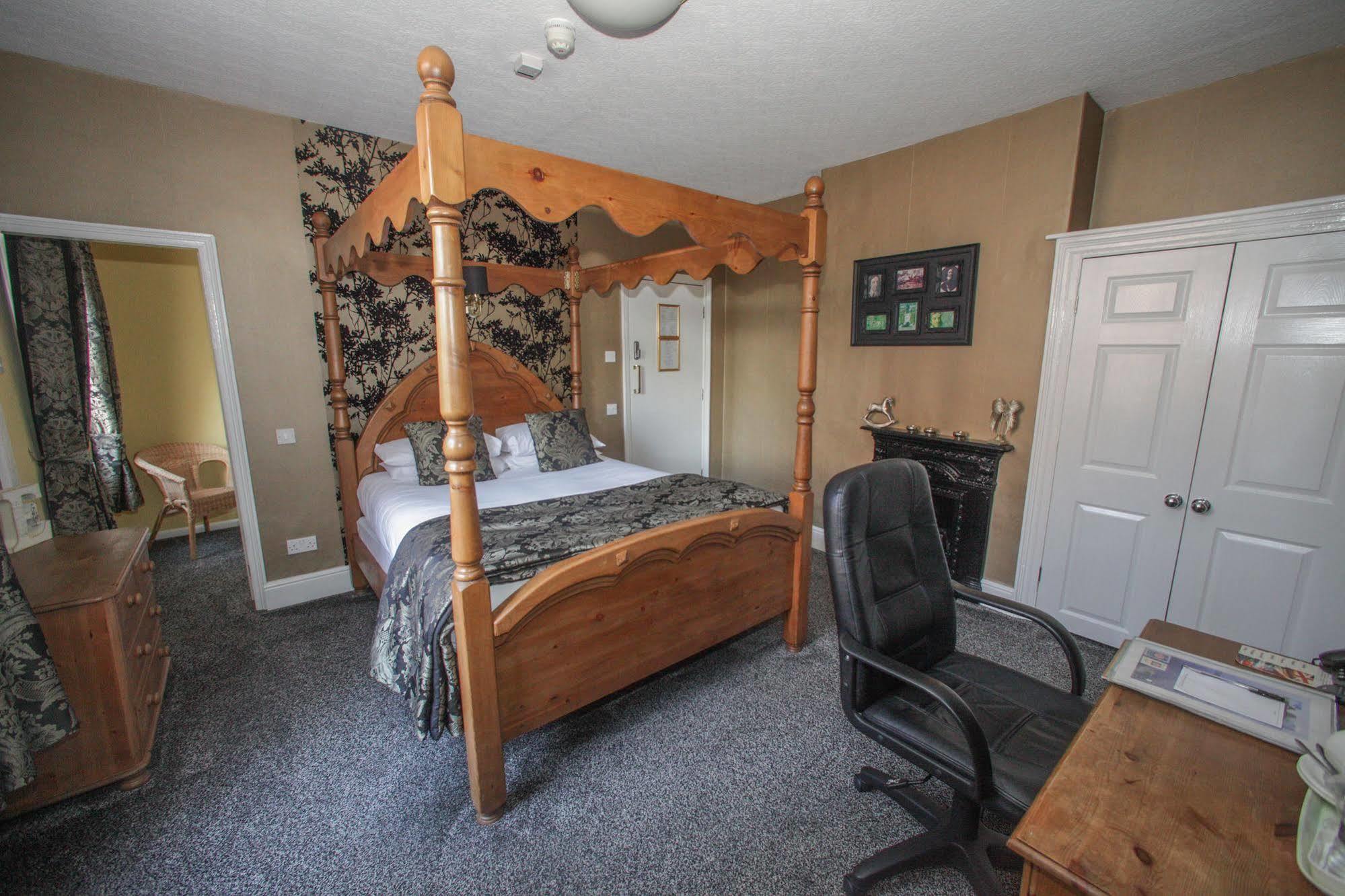 Tower House Executive Guest House Понтифракт Екстериор снимка