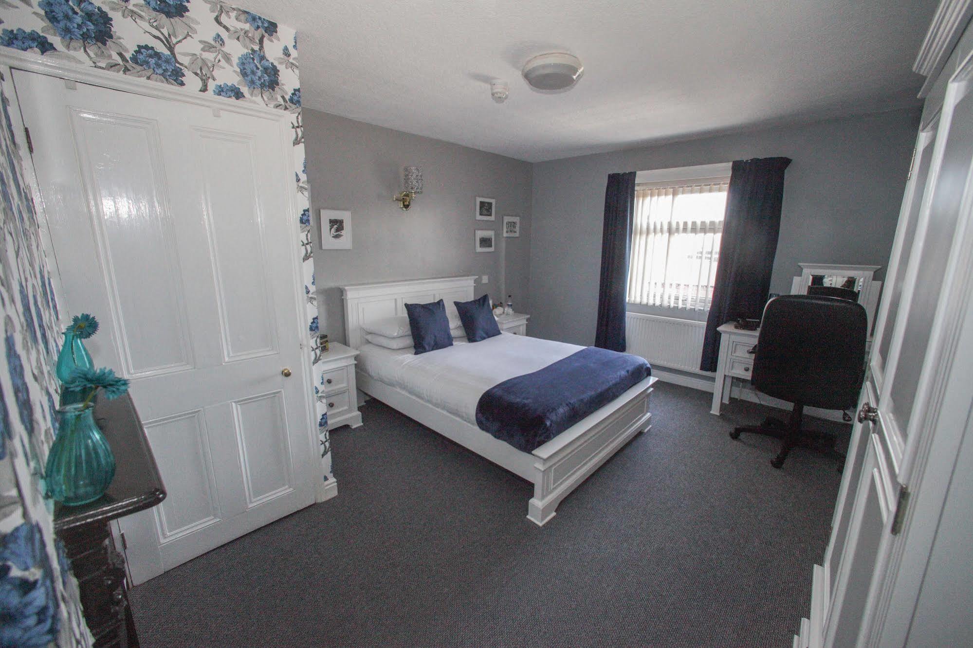 Tower House Executive Guest House Понтифракт Екстериор снимка