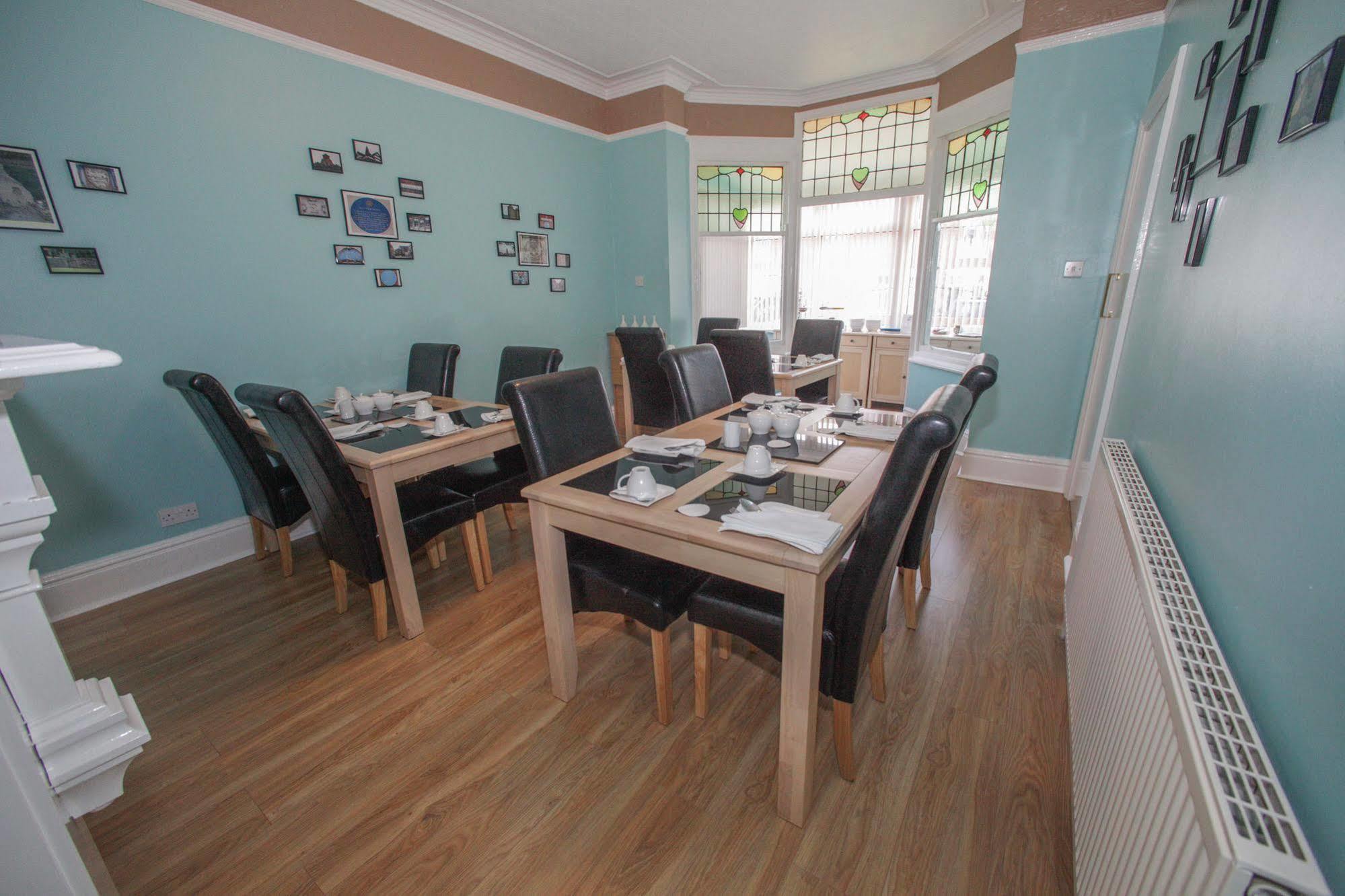 Tower House Executive Guest House Понтифракт Екстериор снимка
